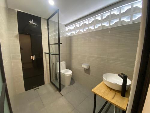 La salle de bains est pourvue d'un lavabo et de toilettes. dans l'établissement IBI bali, à Banjar