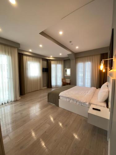 - une grande chambre avec un grand lit et du parquet dans l'établissement Li Hotel Pera, à Istanbul