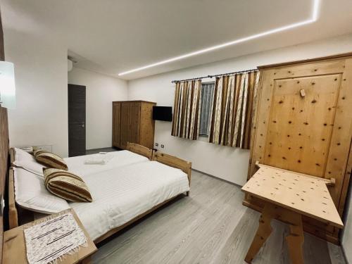 San Sebastiano的住宿－B&B L'Aigual，一间卧室配有一张床和一张木桌