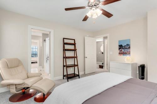 - une chambre avec un lit, une chaise et un ventilateur de plafond dans l'établissement The Ritz, à Fayetteville