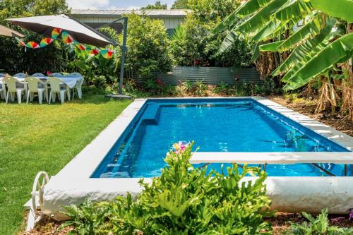 布里斯本的住宿－OXLEY Private Heated Mineral Pool & Private Home，后院的游泳池,配有桌椅