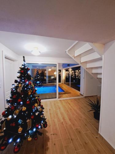 a christmas tree in the middle of a living room at Villa Nikšić in Otočac