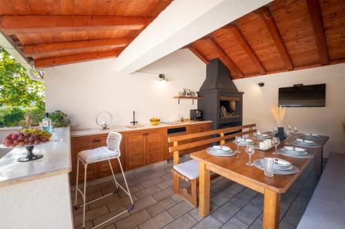 Μια τηλεόραση ή/και κέντρο ψυχαγωγίας στο Luxury Vila Divina-Exceptional privacy