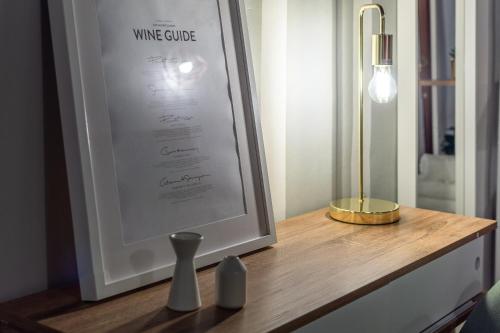 un tavolo con l'immagine di una guida del vino di Wine Apartments Florence Ciliegiolo a Firenze