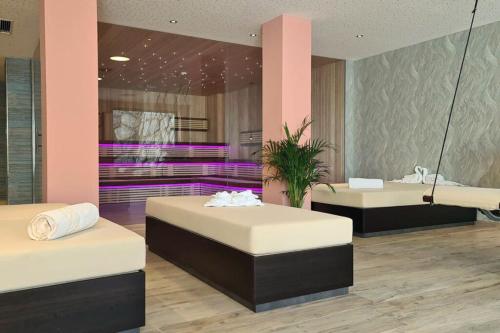 two beds in a room with pink and purple at Das Thiers in Thiersee