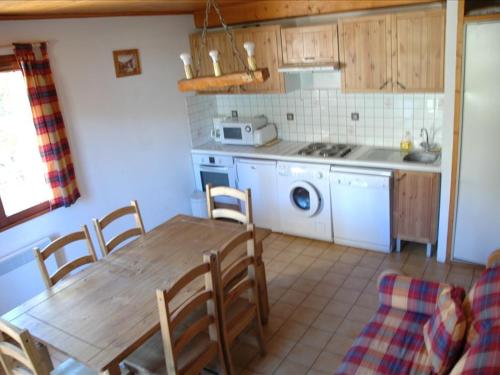 une cuisine avec une table en bois et une table et des chaises dans l'établissement Appartement 2 chambres, 6 pers, animaux acceptés, balcon, proche parking - FR-1-263-75, à Valloire