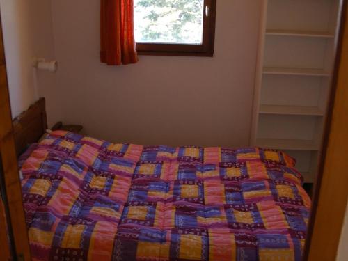 - un lit dans une chambre dotée d'une couette dans l'établissement Appartement 2 chambres, 6 pers, animaux acceptés, balcon, proche parking - FR-1-263-75, à Valloire