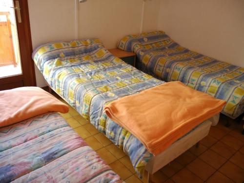 - un groupe de trois lits dans une chambre dans l'établissement Appartement 2 chambres, 6 pers, animaux acceptés, balcon, proche parking - FR-1-263-75, à Valloire