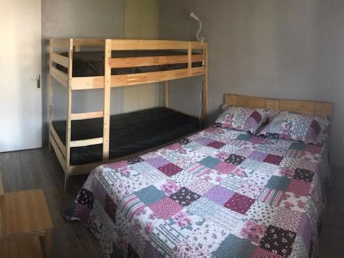 une chambre avec un lit et un lit superposé dans l'établissement Charmant 2 pièces 5 pers. 3* au cœur de Valloire, proche des pistes et commerces - FR-1-263-78, à Valloire