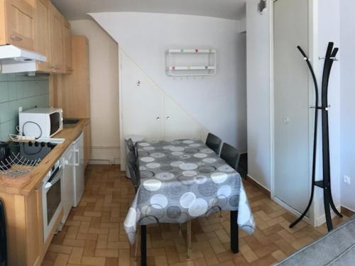 a small room with a table in a kitchen at Appartement Valloire, 2 pièces, 5 personnes - FR-1-263-78 in Valloire