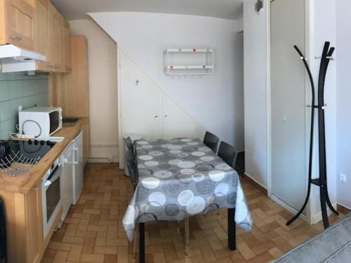 une petite chambre avec une table dans une cuisine dans l'établissement Charmant 2 pièces 5 pers. 3* au cœur de Valloire, proche des pistes et commerces - FR-1-263-78, à Valloire