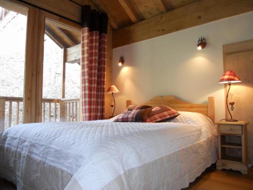 a bedroom with a white bed and a window at Appartement Valloire, 4 pièces, 8 personnes - FR-1-263-199 in Valloire