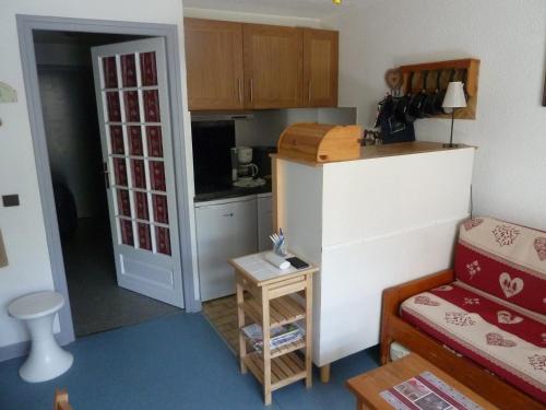 - une petite cuisine avec une petite table dans une chambre dans l'établissement Studio cabine cosy 4 personnes, balcon sud, parking privé, centre Valloire, proche télécabine. - FR-1-263-14, à Valloire