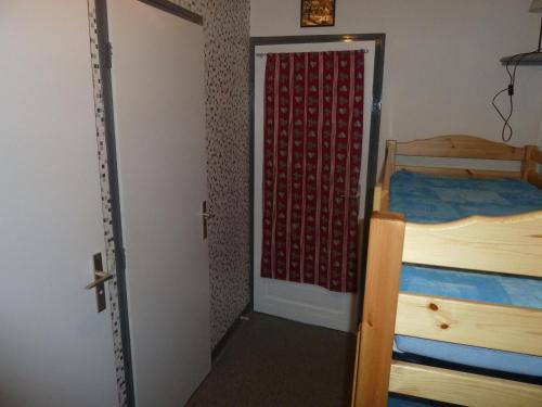une porte menant à une chambre avec 2 lits dans l'établissement Studio cabine cosy 4 personnes, balcon sud, parking privé, centre Valloire, proche télécabine. - FR-1-263-14, à Valloire
