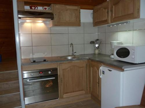 a small kitchen with a sink and a microwave at Studio Valloire, 1 pièce, 2 personnes - FR-1-263-29 in Valloire