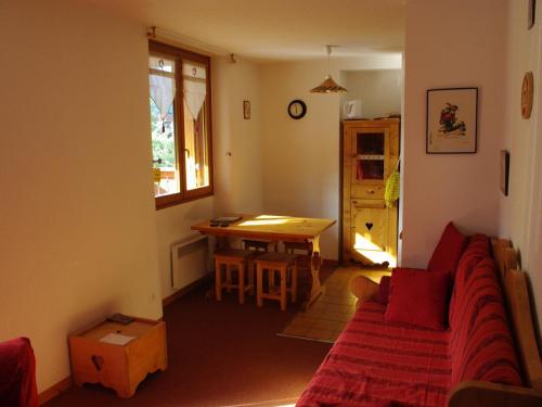 un salon avec un canapé et une table dans l'établissement Charmant studio 3 pers avec balcon, proche télécabine et commerces à Valloire - FR-1-263-54, à Valloire