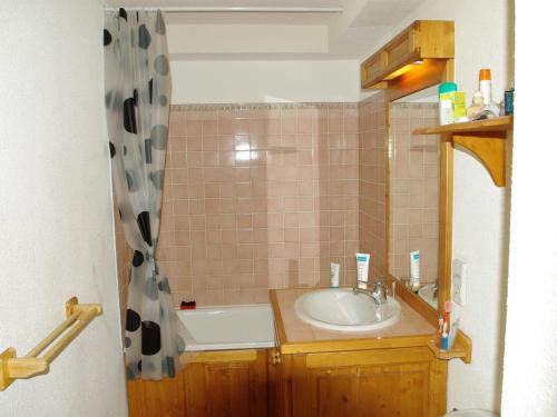 a bathroom with a sink and a shower curtain at Studio Valloire, 1 pièce, 3 personnes - FR-1-263-54 in Valloire