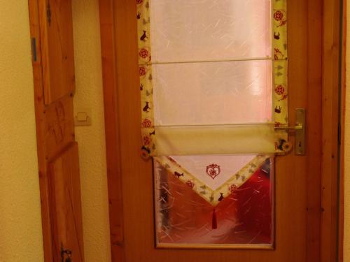 a door with a window that is covered in plastic at Studio Valloire, 1 pièce, 3 personnes - FR-1-263-54 in Valloire