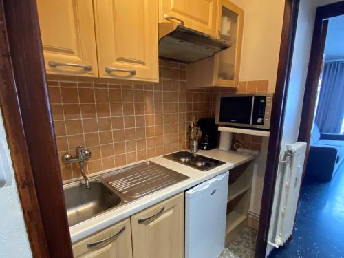 a small kitchen with a sink and a microwave at Studio Valloire, 1 pièce, 4 personnes - FR-1-263-57 in Valloire