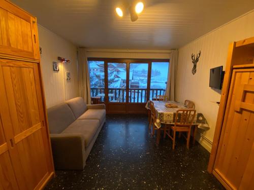 a living room with a couch and a table at Studio Valloire, 1 pièce, 4 personnes - FR-1-263-57 in Valloire