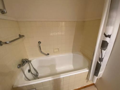 a white bath tub in a bathroom at Studio Valloire, 1 pièce, 4 personnes - FR-1-263-57 in Valloire