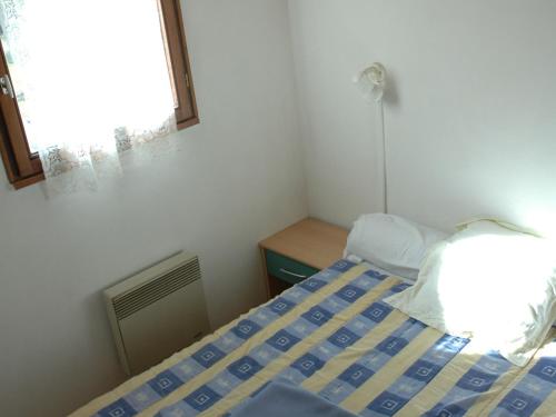 ヴァロワールにあるAppartement Valloire, 3 pièces, 6 personnes - FR-1-263-77の小さなベッドルーム(ベッド1台、窓付)