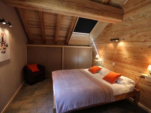 - une chambre avec un lit dans une pièce dotée de murs en bois dans l'établissement Appartement Valloire, 3 pièces, 6 personnes - FR-1-263-213, à Valloire