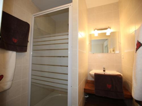 a bathroom with a shower and a sink and a mirror at Appartement Valloire, 5 pièces, 10 personnes - FR-1-263-210 in Valloire