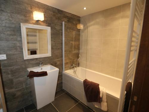 a bathroom with a bath tub and a sink and a bath tub at Appartement Valloire, 4 pièces, 8 personnes - FR-1-263-212 in Valloire