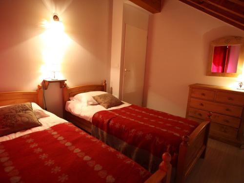 - une chambre avec 2 lits et une commode dans l'établissement Appartement Valloire, 4 pièces, 8 personnes - FR-1-263-207, à Valloire