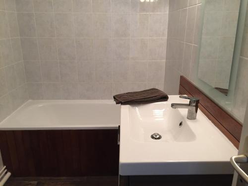 La salle de bains est pourvue d'un lavabo et d'une baignoire. dans l'établissement Appartement Valloire, 4 pièces, 8 personnes - FR-1-263-207, à Valloire