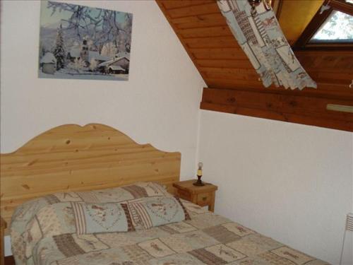 ヴァロワールにあるAppartement Valloire, 2 pièces, 6 personnes - FR-1-263-318のベッドルーム1室(木製ヘッドボード付きのベッド1台付)