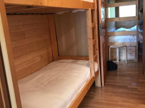 a room with two bunk beds in it at Appartement Valloire, 2 pièces, 6 personnes - FR-1-263-408 in Valloire
