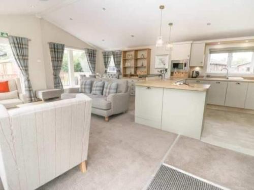 Η κουζίνα ή μικρή κουζίνα στο Little Gem Lodge with Hot Tub