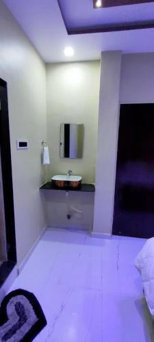 a bathroom with a sink and a mirror at Aarambh Home stay in Garudeshwar
