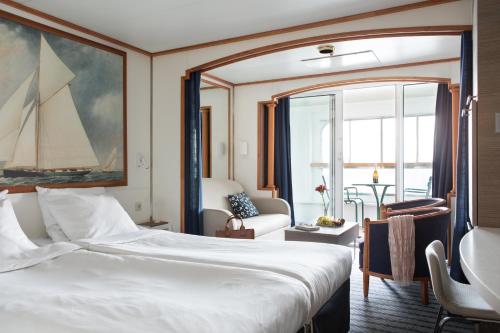 ein Hotelzimmer mit einem Bett und einem großen Fenster in der Unterkunft Silja Line ferry - Helsinki 2 nights return cruise to Stockholm in Helsinki