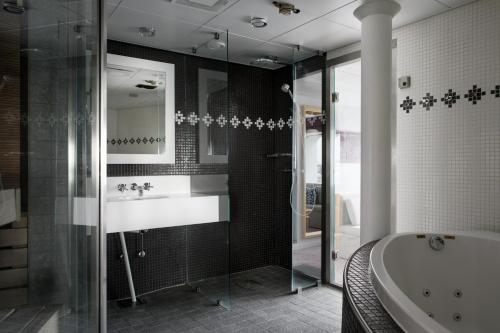 y baño con bañera, lavamanos y ducha. en Silja Line ferry - Helsinki 2 nights return cruise to Stockholm, en Helsinki