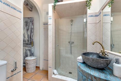 y baño con lavabo y ducha. en Villa Nice Mallorca, en Palma de Mallorca
