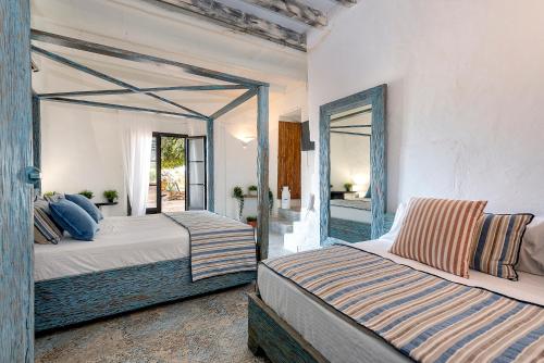 1 dormitorio con 2 camas y espejo en Villa Nice Mallorca, en Palma de Mallorca