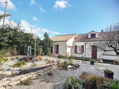 Charmant F2 avec terrasse près du centre et des thermes, animaux acceptés, options de services disponibles - FR-1-451-31