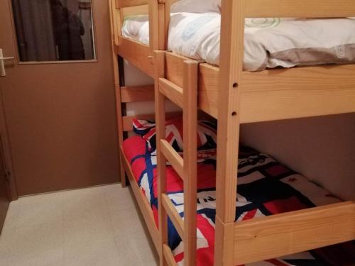 quelques lits superposés dans une chambre dans l'établissement Studio cabine cosy avec balcon et équipements - FR-1-557-108, à Les Adrets