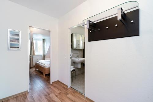 een badkamer met een spiegel en een wastafel bij Wohnpark am Mühlenteich App 36 Ostseeglück in Timmendorfer Strand