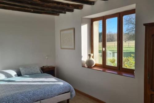 1 dormitorio con cama y ventana en Gîte La Gouletterie classé 3* avec piscine, en Thorée-les-Pins