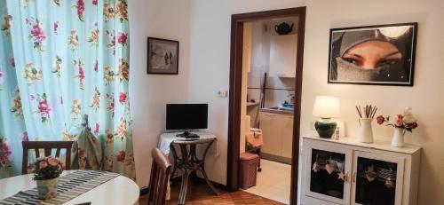 un soggiorno con tavolo e una camera con TV di Capodimonte 39A ad Ancona