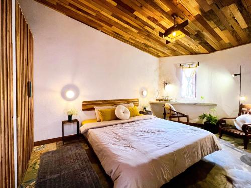 1 dormitorio con 1 cama grande y techo de madera en 2 Bedrooms Artist House - The 2nd Home en Dalat