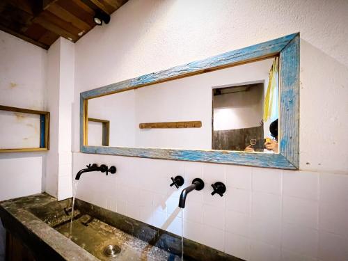 baño con espejo y lavabo en 2 Bedrooms Artist House - The 2nd Home en Dalat