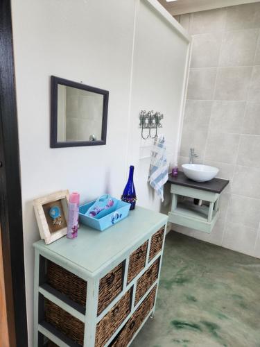 łazienka z umywalką i blatem z umywalką w obiekcie Balloon View Country Cottage w mieście Brits
