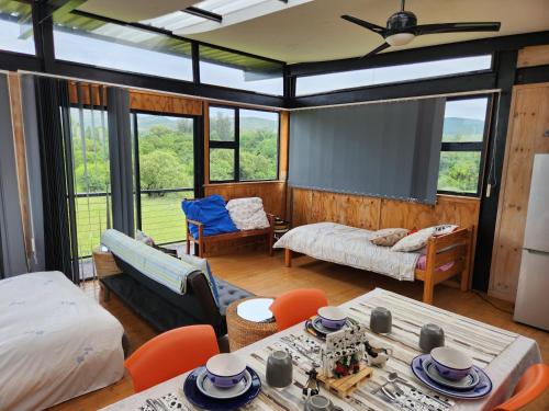 Habitación con cama y mesa con sillas. en Balloon View Country Cottage en Brits