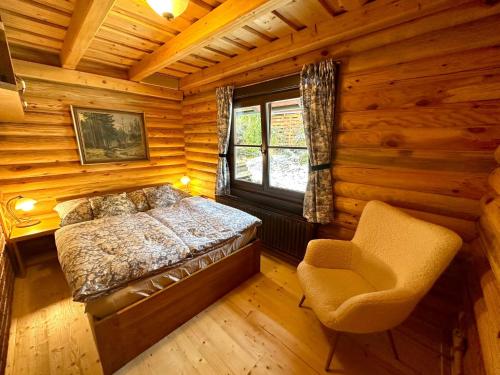 um quarto com uma cama e uma janela num chalé de madeira em Luxusní srub na Lipně em Lipno nad Vltavou