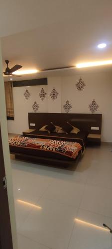 a bedroom with a bed in a room at Happy Vibes Stay 2Bhk flat in Vānivilāsa Puram